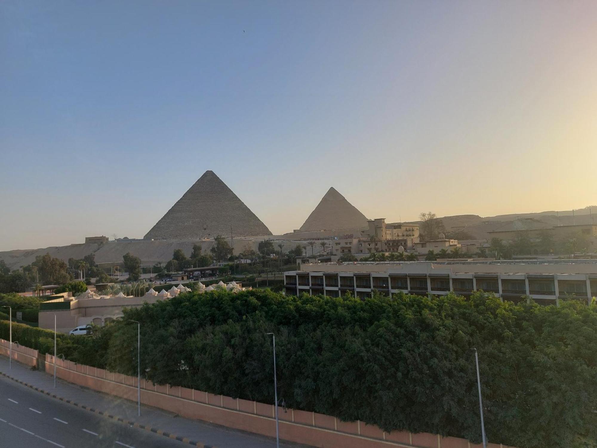 Doudou Pyramids View Hotel Kafret el-Gabal Kültér fotó