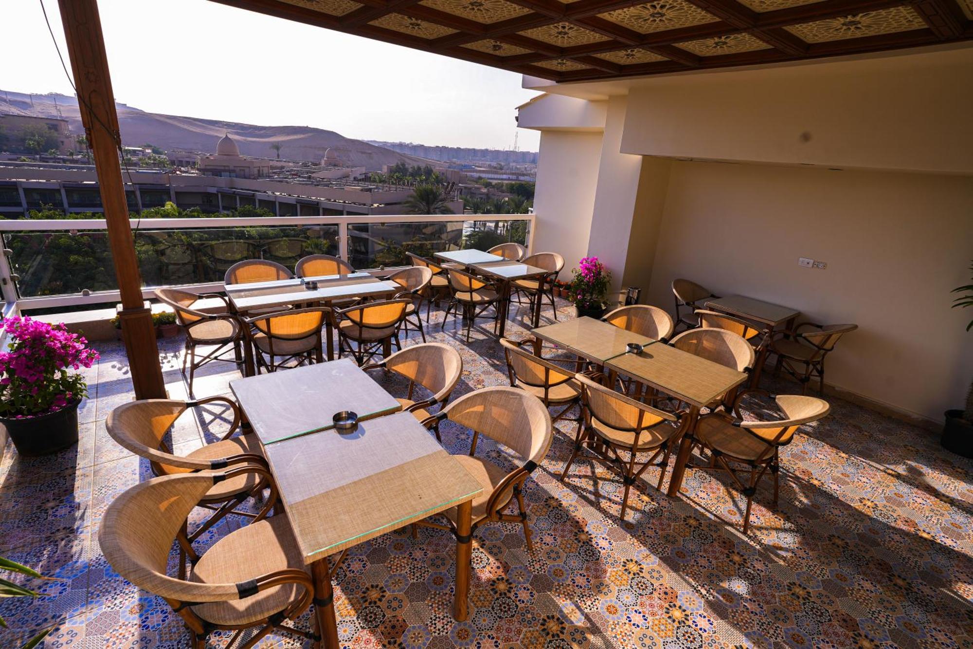Doudou Pyramids View Hotel Kafret el-Gabal Kültér fotó